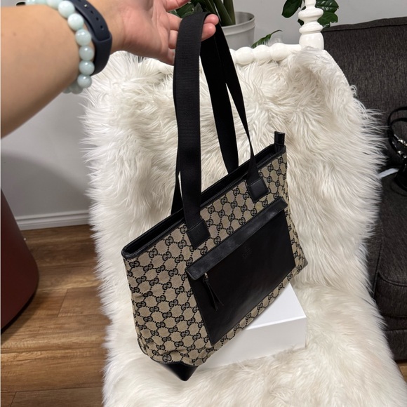 🔥SOLD🔥Authentic Gucci Beige GG Supreme Canvas Tote with Black Leather Pocket - Picture 3 of 17
